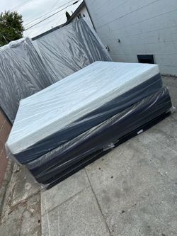 Luxury  memory foam king size 12” New mattress in a plastic sealed.       Venta de colchones  Hablamos Español  ☎️📲call or Tex (213)713-74-89   Habla