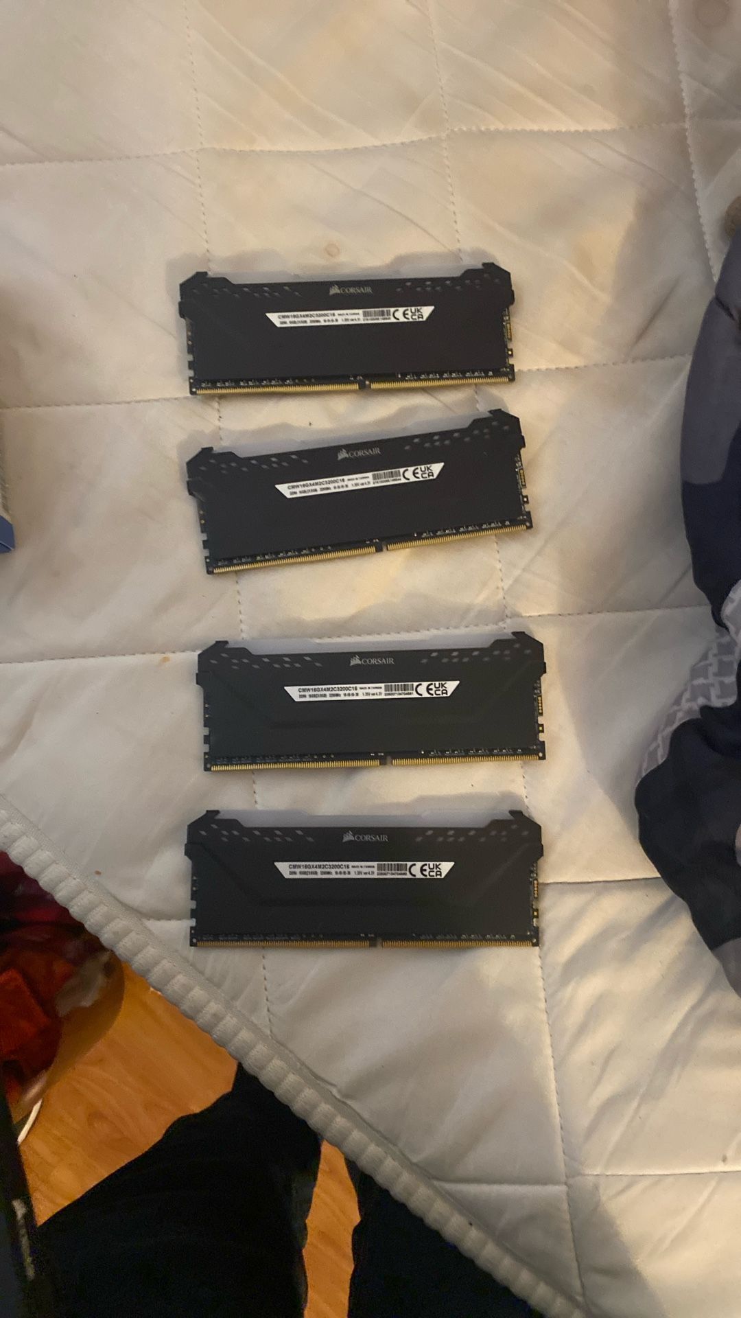 DDR4 Ram Corsair 8 GB x 4 sticks