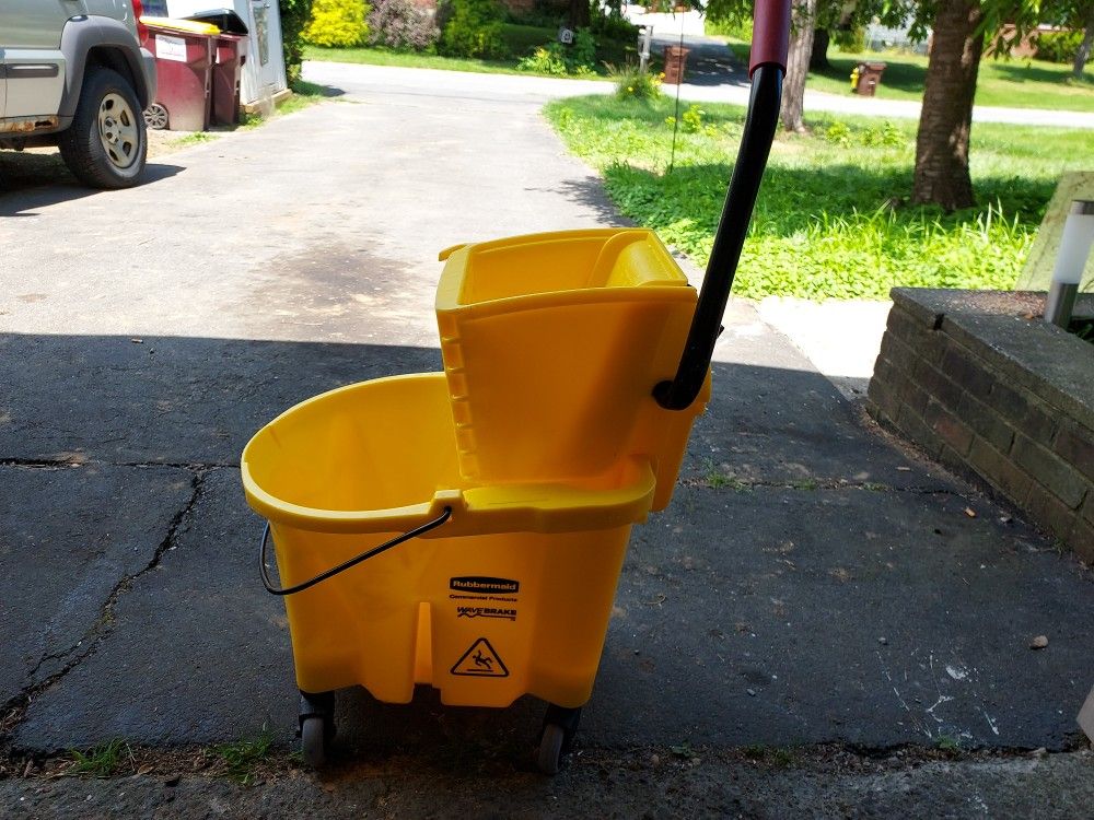 Rubbermaid Wave Brake Mop Bucket