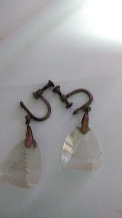 Vintage screw back earring with Bakelite Stone