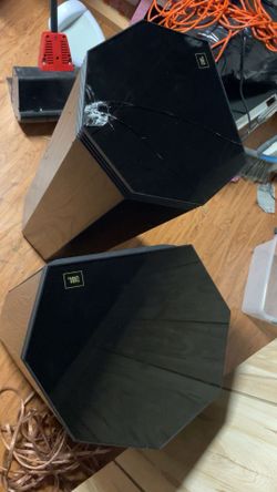 JBL Klipsch center channel speakers.