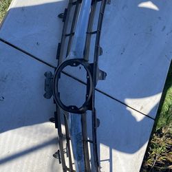 15 16 17 TOYOTA CAMRY XLE UPPER GRILLE CHROME OEM USED