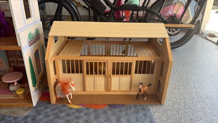 Countryside Stable - Kids Toy for collectible horses and fun