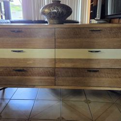 This comfortable light wood natural Midtown Loft stands out for its six wide drawers with acacia veneer patterns and a modern mid-range style. 