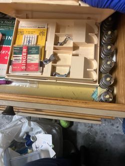 Singer Sewing Machine w / Cabinet
