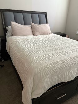 Queen Crown Mark Jaymes Bedroom Set – Bed + 2 Nightstands