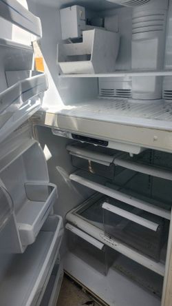 White Top-Freezer Refrigerator