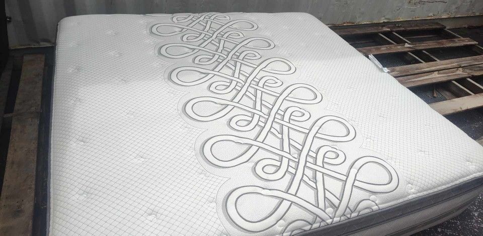 Floor Model Sealy Platinum Super Pillow Top