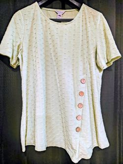 🌼🌼Textured Short Sleeve Top with Button Detail🌼🌼