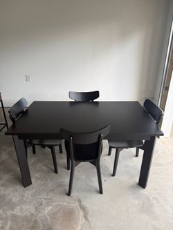 Nice Dinning table with 4 chairs