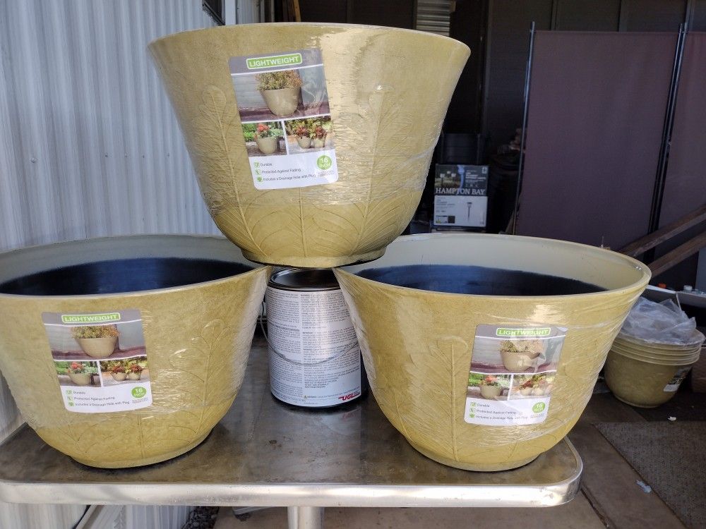 FLOWER POTS LG. New 3 for $15