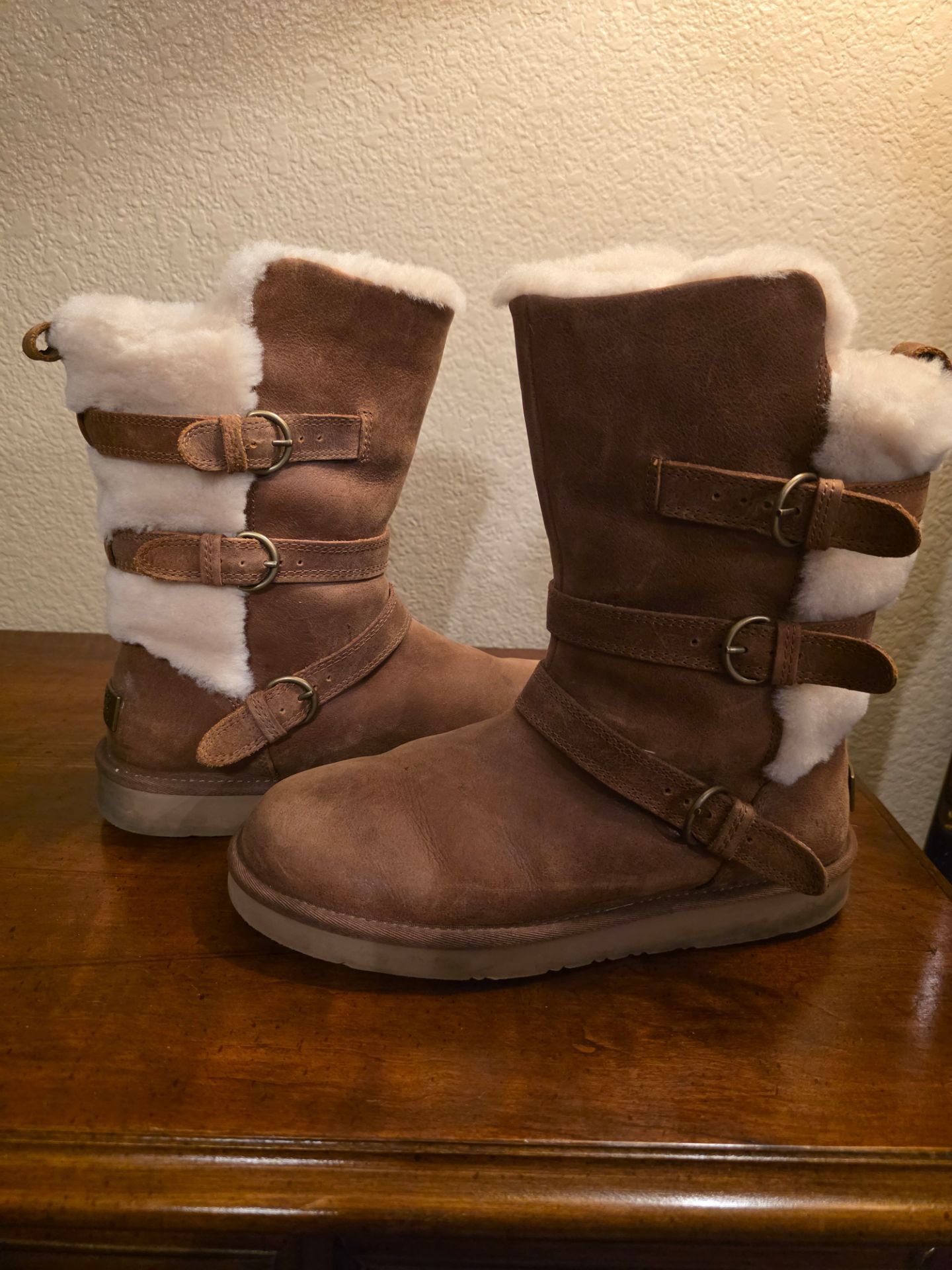 UGG S/N 1005380 Women's Tan Cream Fur 3 Buckle Leather Boots US Size 9
