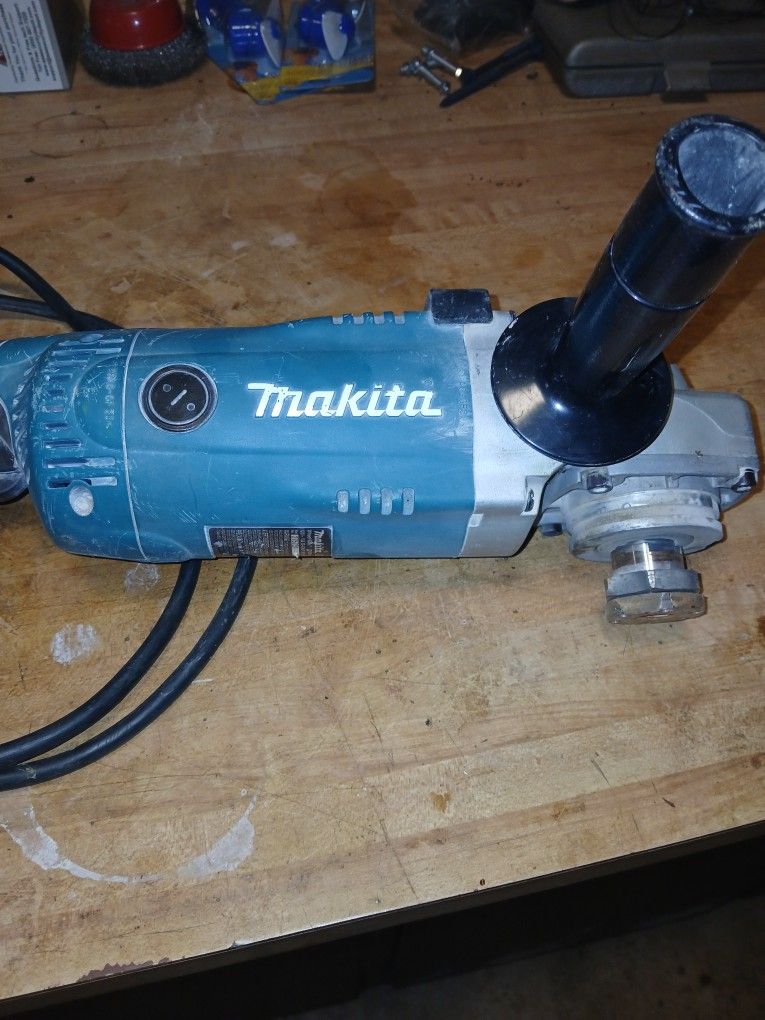 Makita GA 7021 15 Amp Angle Grinder