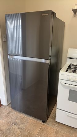 New REFRIGERATOR -STAINLESS STEEL WITH ICE MACHINE