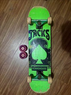 Nice working skateboard, 2 pink wheels NOT included