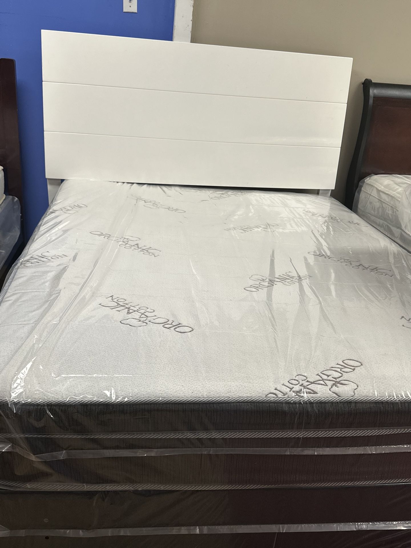 Muy Bonita Cama Queen Completa Así Como Está Aquí En La Foto