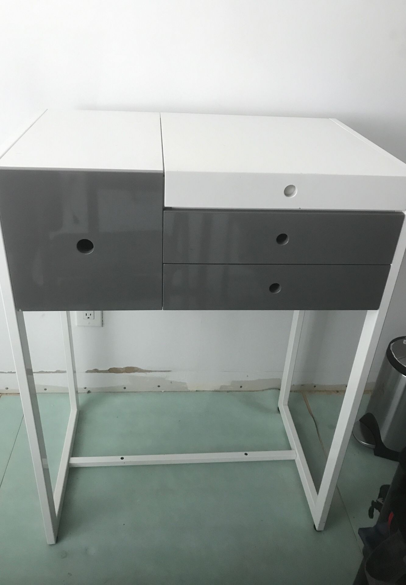 Cb2 Vanity Hi Gloss White Crate Barrel Grey Lacquer Exclusive Modern Mcm Room Bedroom Drawer Storage Make Up For Sale In Artesia Cb2 Vanity Hi Gloss White Crate Barrel Grey Lacquer Exclusive Modern Mcm Room Bedroom Drawer Storage Make Up For Sale In Artesia