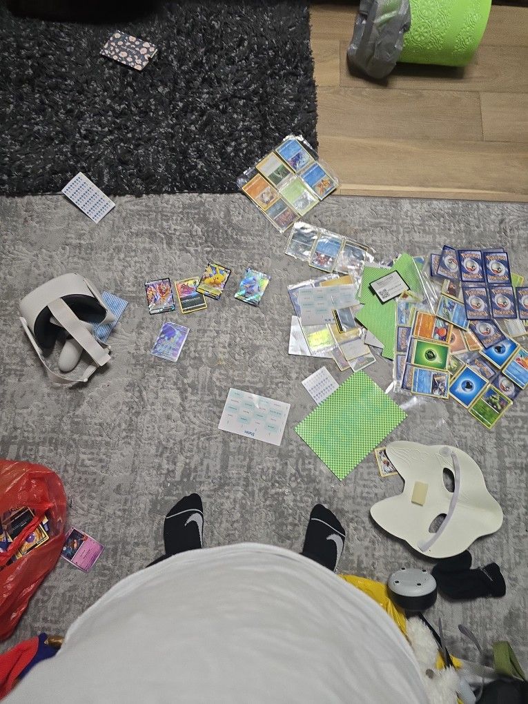 Pokémon Cards And Meta Quest 2 1CONTROLER No Shiping