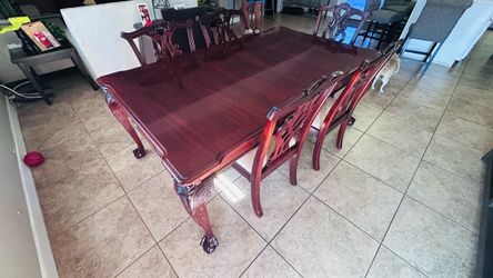 Table with 8 chairs