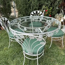 Vintage Russell Woodard Wrought Iron Outdoor Patio Furniture Table Set. Delivery Available For Extra Fee. 