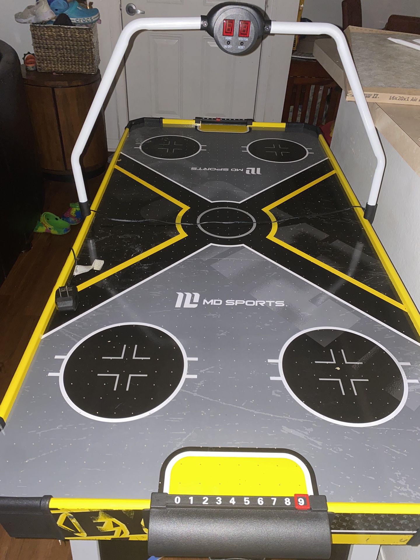 Air hockey table