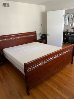 King/ cal- king size bed with 2 matching nightstands
