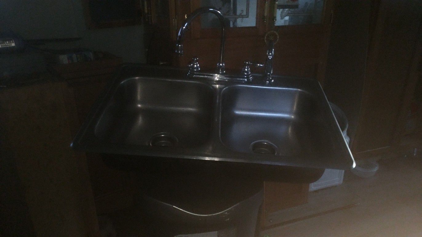 Kitchen sink with peerless faucets