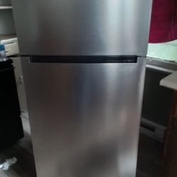 18 Cubic Newish Refrigerator 