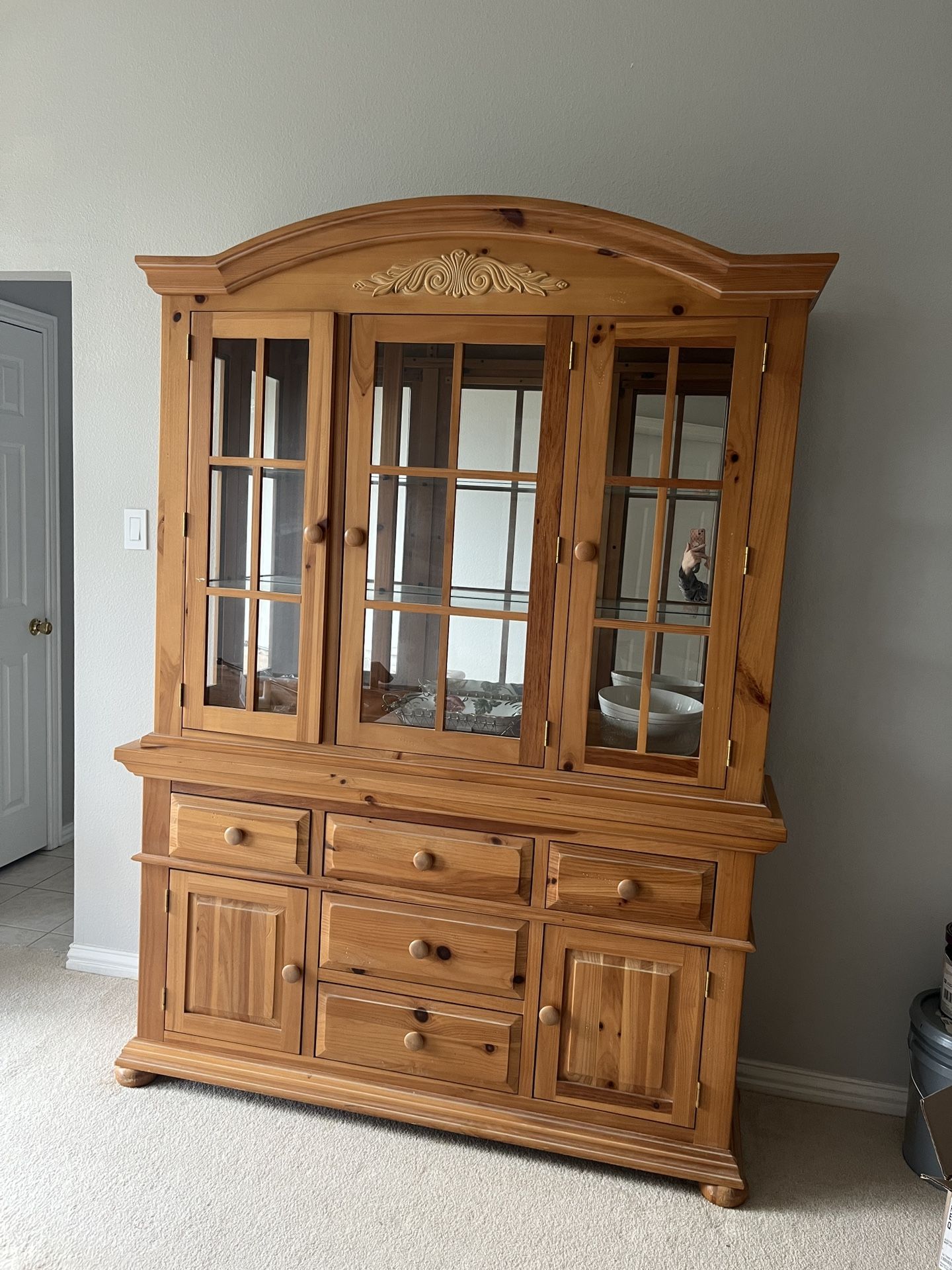 Like New Vintage Broyhill Oak China Cabinet With Lights And mirrors