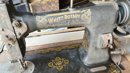 Antique sewing machine From The 20s