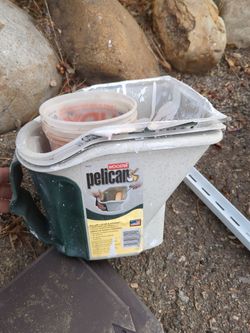 Handheld paint bucket