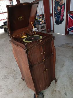 Vintage, Maybe antique, Victrola Record player