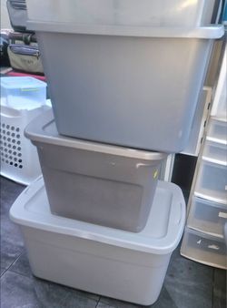 7 PLASTIC STORAGE BINS WITH TOPS!