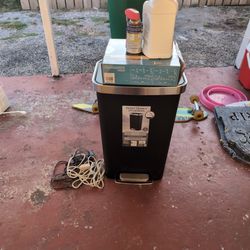 Trash Can With Lid 