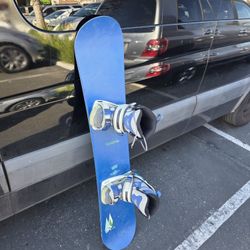 rossignol microcell snowboard 148 cm with Bindings and boots good condition 

Made in France 