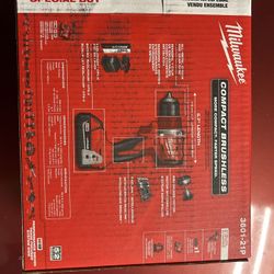 MILWAUKEEM18 18V Lithium-Ion Brushless Cordless 1/2 in. Compact Drill/Driver with One 2.0 Ah Battery, Charger and Tool Bag