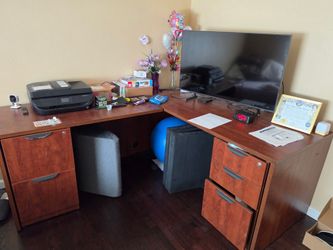 Corner desk