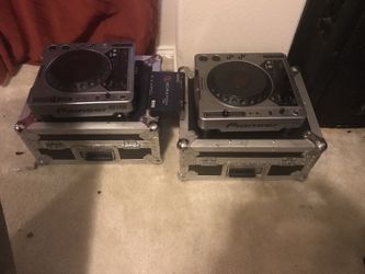 Pair of CDJ800's with flight case and serato box. All in great condition. copy of serato disc included.