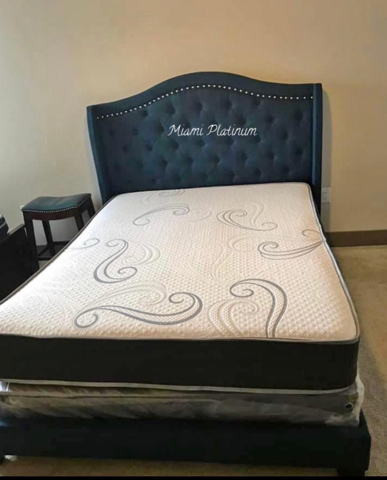 Queen bed 🛏 Mattress Included