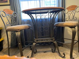 breakfast bar with 2 bar stools