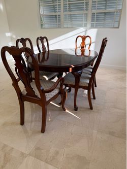 Expandable wood dining table and chairs