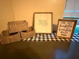 2 Distressed Wall Photos/3 Woven Baskets