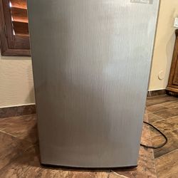 Arctic King Mini Fridge 