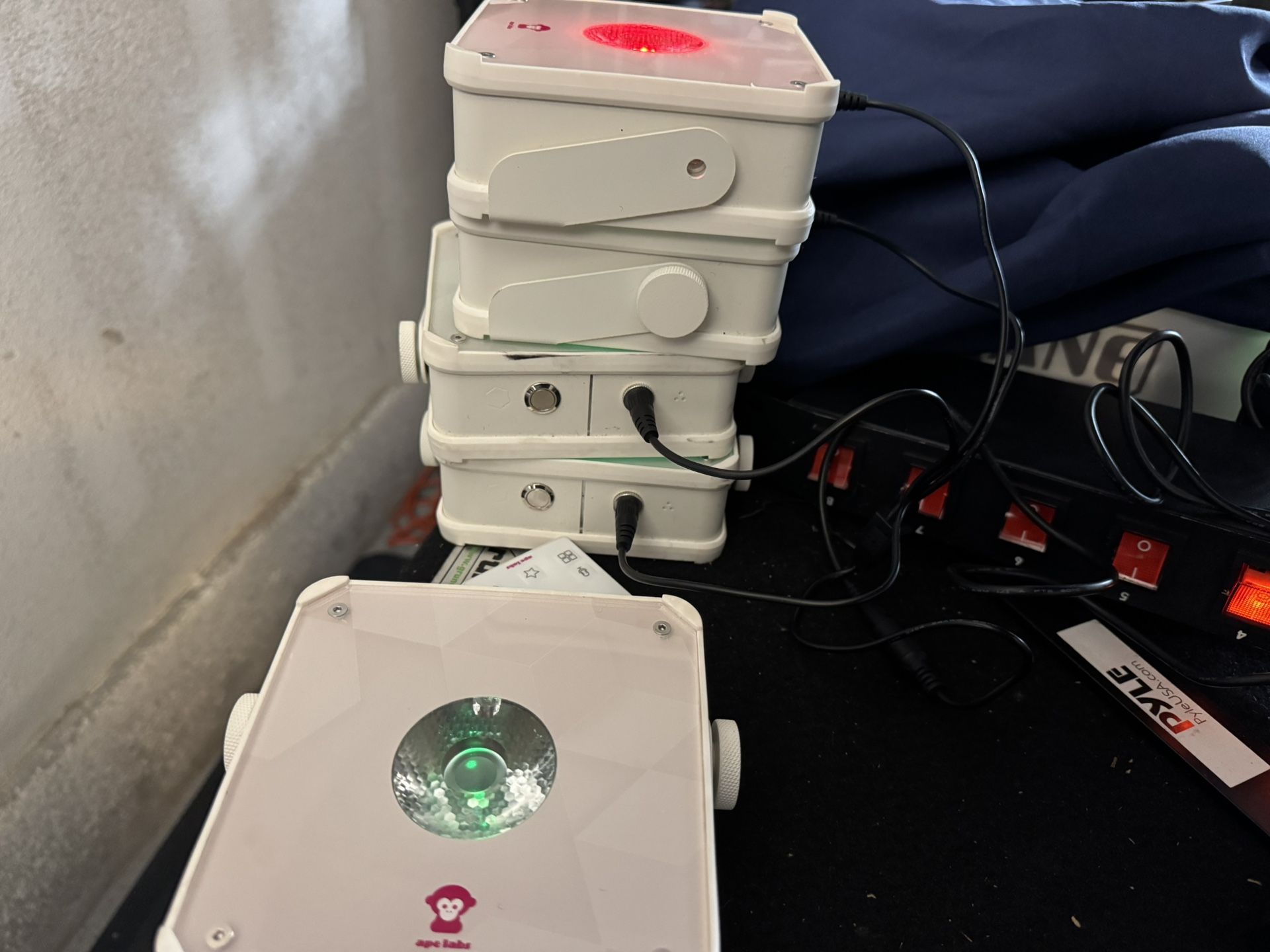 Ape Lab Mini 2.0 Uplights (White) - great condition. + case and remote