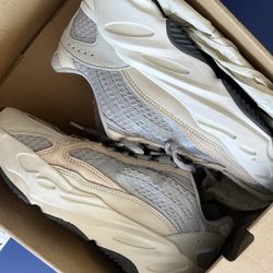 Yeezy 700 V2 Cream 8.0