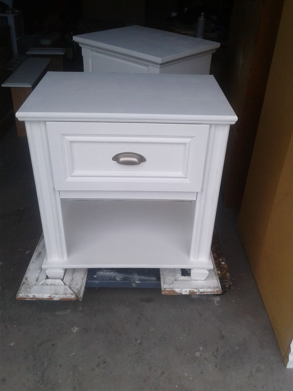 White one drawer night stand