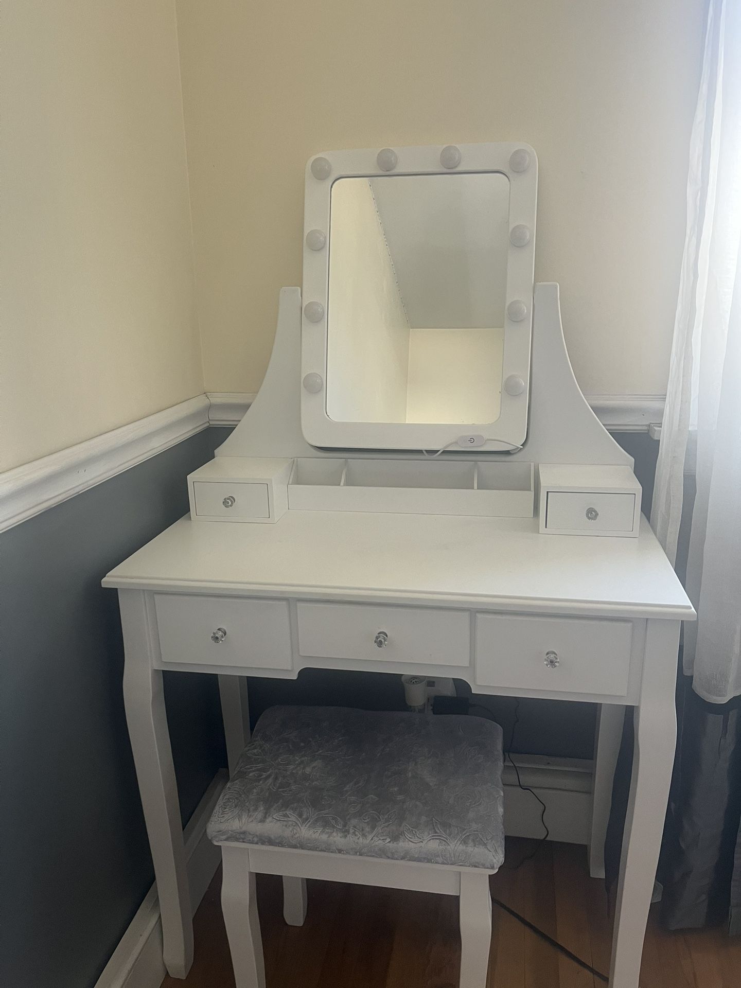 Vanity With Lite Mirror And Stool