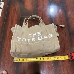 Tan and black Marc Jacobs tote bag #MarcJacobsTote
