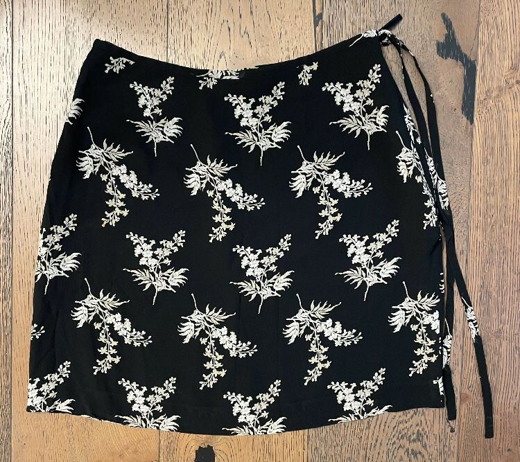 Banana Republic Black Floral Rayon Mini Short Skirt 14w by 18L size 8
