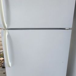 FRIGIDAIRE TOP FREEZER WHITE REFRIGERATOR 